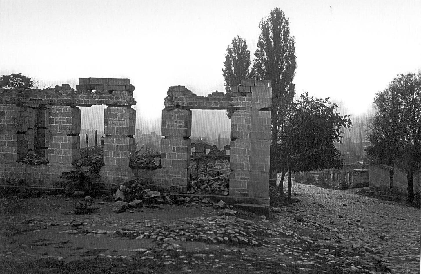23. Qoşabulaq və Gürcübazar küçələrinin tinində yerləşən evlərin dağıntıları