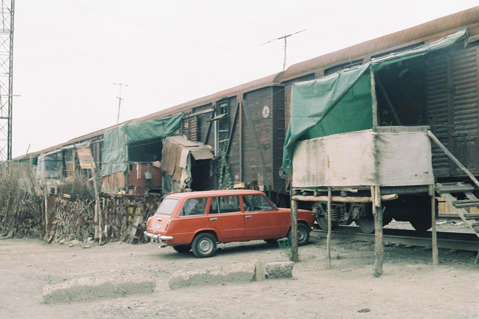 Dəmir yolu vağzalında yerləşən məcburi köçkün düşərgəsi. Bərdə rayonu 2001-ci il