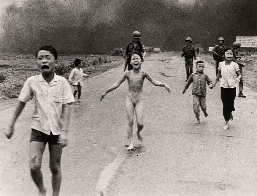 5. Fan Ti Kim Fuk (mərkəzdə dayanan  çılpaq azyaşlı) Vyetnam ordusunun bombardımanından qaçarkən.