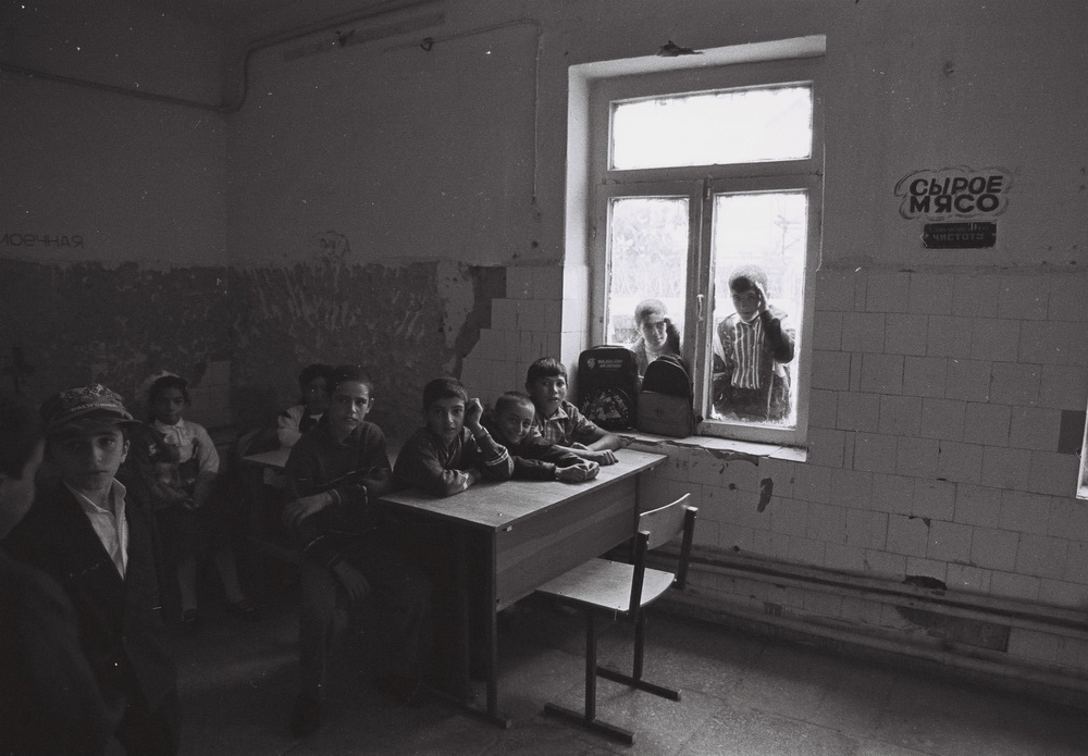 Məcburi köçkünlər təhsil alır. Bakı,1997-ci il. Foto: Mirnaib Həsənoğlu