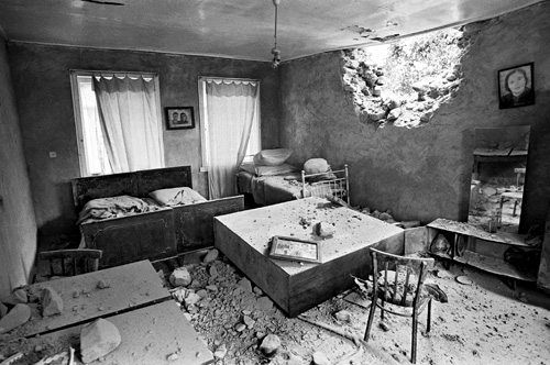 Qazaxda topla dağıdılmış ev. 1989-cu il. 2