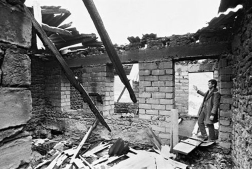 Qazaxda topla dağıdılmış ev. 1989-cu il.