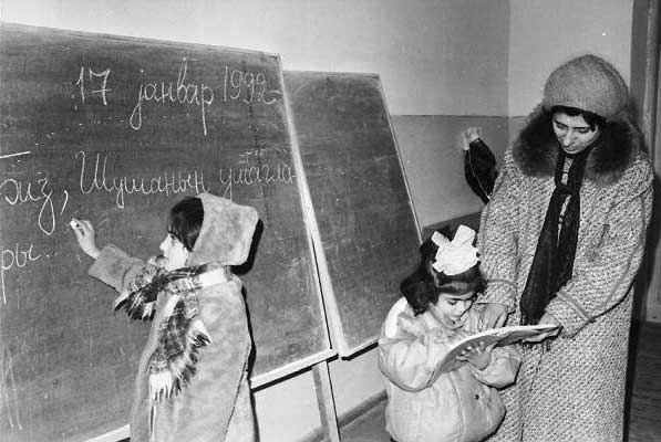 Şuşalı uşaqlar təhsil alırlar. 1992-ci-il. Foto: Xalid Əsgərov