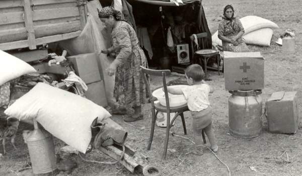 Интерьер дома беженцев под открытым небом. Дорога в агдам. 1993